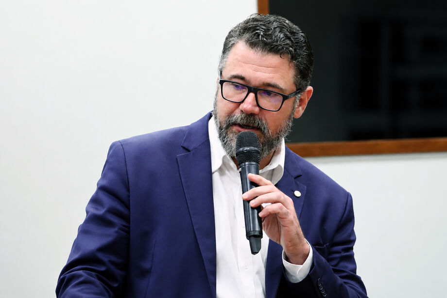 Pollon expõe racha por vaga ao Senado   