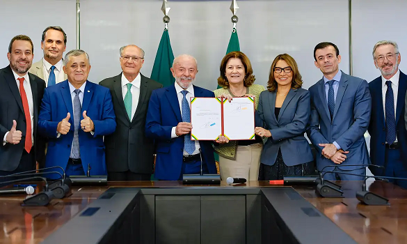 Lula assina MP e zera "taxa das blusinhas"