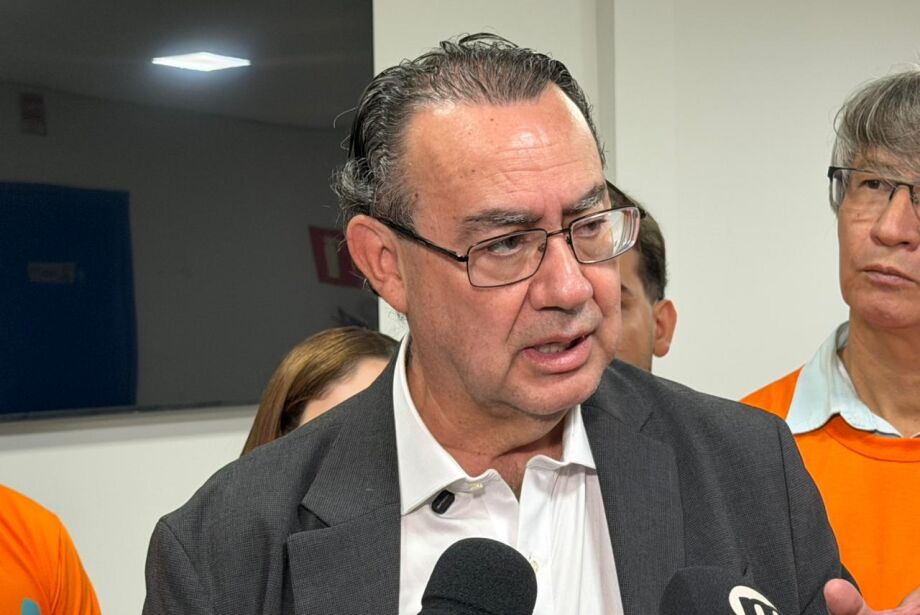 Em meio a bolsonaristas, Cury evita polemizar com Flávio Bolsonaro  