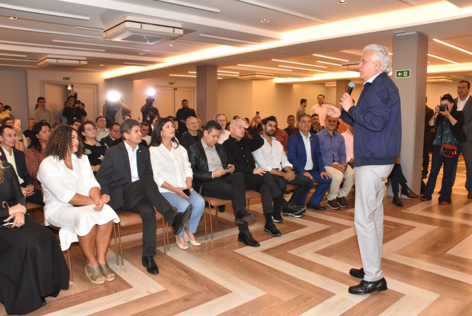 Em Campo Grande, Caiado evita atacar Flávio Bolsonaro   